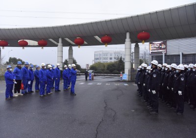 大年初一送問(wèn)候 新春團拜暖人心